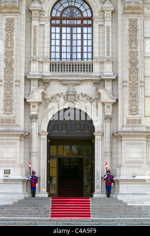 Regierungspalast in Peru auch bekannt als das Haus von Pizarro, befindet sich auf der Nordseite der Plaza Mayor in Lima, Peru. Stockfoto