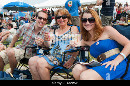Drei Personen bei einem Glas Wein im "Vintage Virginia" Weinfest am 4. Juni 2011 in Manassas, Virginia. Stockfoto