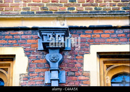 Fenster und Rinne in Hampton Court Palace; Fenster Und Regenrinne Stockfoto