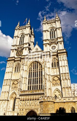 Vor der Westminster Abbey; Fassade der Abtei von Westminster, London Stockfoto