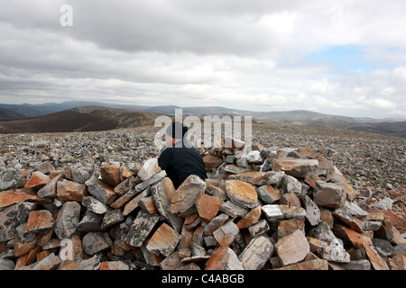 Walker in Cairn Tierheim auf dem Gipfel ein Socach mit einem Blick östlich entlang der Gipfelgrat Stockfoto