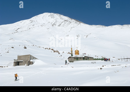 Eine Gruppe von Tourengeher bis Saheb al Zaman Moschee auf Mt Damavand in den Alburz Bergen des Iran im Winter zum Skifahren. Stockfoto