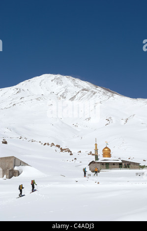 Eine Gruppe von Tourengeher bis Saheb al Zaman Moschee auf Mt Damavand in den Alburz Bergen des Iran im Winter zum Skifahren. Stockfoto