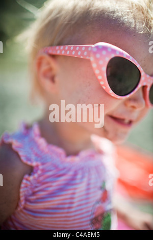 Kleinkind Mädchen tragen Sonnenbrillen lächelnd Stockfoto