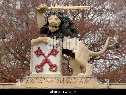 Leiden, Niederlande. Symbol der Leiden - Mantel von Arm. Löwe, Schwert und Schlüssel, über dem Eingang zu den Burgsteeg Stockfoto