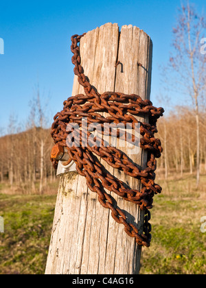 Alte rostige Kette umwickelt Säule - Frankreich. Stockfoto