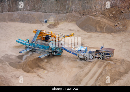 Ein Steinbruch für Fels, Stein, Sand und mehr; mit schwerem Gerät Stockfoto