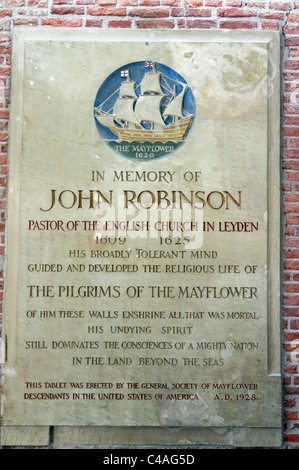 Stein zum Gedenken an John Robinson (Pastor der "Pilgrim Fathers") in die Pieterskerk, Leiden, Niederlande. Stockfoto