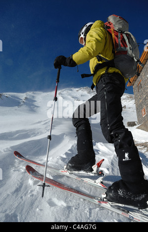 Ein Mann Häutung beim Skibergsteigen in Höhe am Mount Damavand bergauf einen Vulkan im Elburs-Gebirge Iran Stockfoto