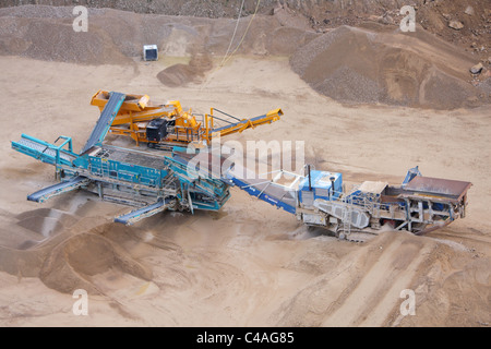 Ein Steinbruch für Fels, Stein, Sand und mehr; mit schwerem Gerät Stockfoto