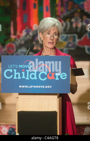 Health And Human Services Secretary Kathleen Sebelius spricht vor First Lady Michelle Obama bewegen können enthüllt! Baby-/Kinderbetreuung, ein Stockfoto