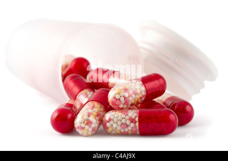 Roten Pillen mit Flasche isoliert auf weißem Hintergrund Stockfoto