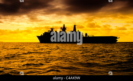 Die Royal Navy "Albion" Klasse, Angriff Schiff HMS Bulwark bei Sonnenaufgang. Stockfoto