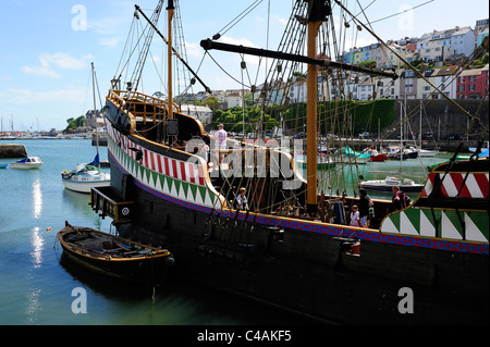 Die Golden Hind in Brixham Devon ist eine lebensgrosse von eines der berühmtesten Schiffe aus dem Zeitalter der Entdeckungen Stockfoto