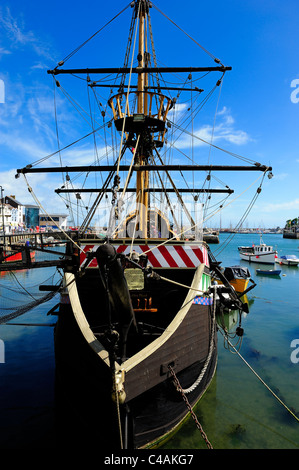 Die Golden Hind in Brixham Devon ist eine lebensgrosse von eines der berühmtesten Schiffe aus dem Zeitalter der Entdeckungen Stockfoto