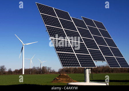 Windkraftanlagen und kommerziellen solar Voltaic Photozellen in Ontario Kanada. Stockfoto