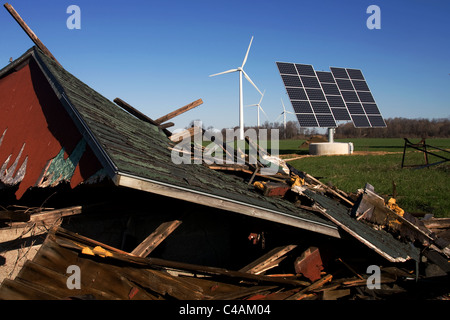 Windkraftanlagen und kommerziellen solar Voltaic Photozellen in Ontario Kanada. Stockfoto