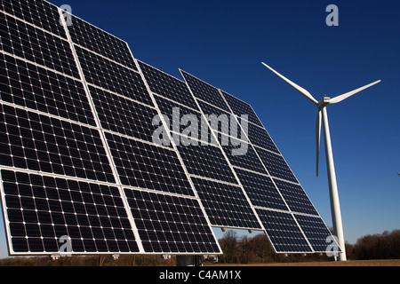 Windkraftanlagen und kommerziellen solar Voltaic Photozellen in Ontario Kanada. Stockfoto