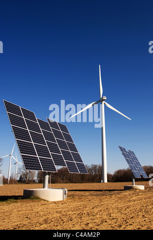 Windkraftanlagen und kommerziellen solar Voltaic Photozellen in Ontario Kanada. Stockfoto