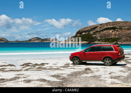 Auto am Strand von Lucky Bay. Cape Le Grand Nationalpark, Esperance, Western Australia, Australien Stockfoto