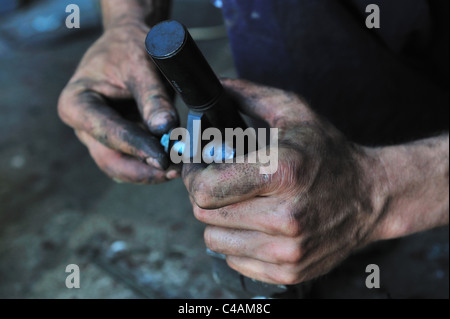 Auto, Schmutz, schmutzig, Motor, Ingenieur, Technik, schmutzig, fettig, Hand, Mensch, Job, Arbeiter, Reparatur, Wartung, männlich, Mann, Mechaniker Stockfoto