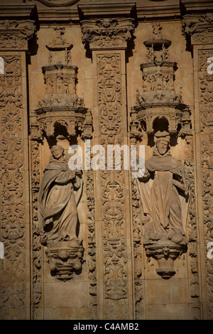 Skulpturen schmücken die Fassade-Altarbild des Klosters San Esteban in Salamanca, Spanien. Stockfoto