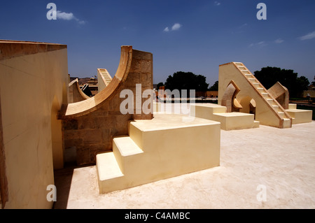 Riesige astronomische Beobachtungsinstrumente am Observatorium Jantar Mantar in Jaipur, Rajasthan, Indien Stockfoto