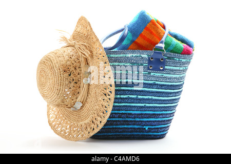 Strandtasche mit Strohhut und Handtuch, isoliert auf weißem Hintergrund. Stockfoto
