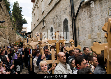 Karfreitags-Prozession in der Via Dolorosa in der Altstadt von Jerusalem. Stockfoto