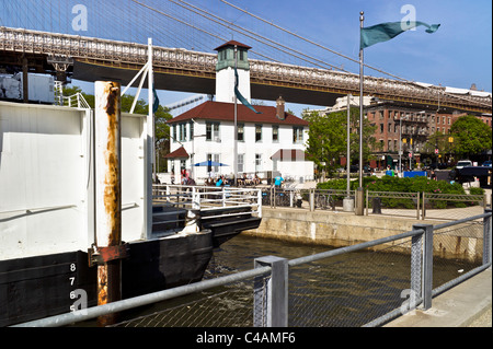 alten Fulton Ferry Landing & Waterfront Bauten des 19. Jahrhunderts neben Abschnitt von Brooklyn Brücke in Reparatur DUMBO Nachbarschaft Stockfoto