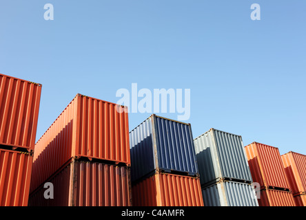 Fracht-Container und blauer Himmel Stockfoto