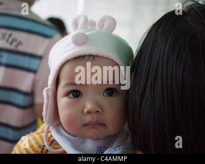 Close-up Portrait von asiatisches Baby von seiner Mutter Vietnam gehalten Stockfoto