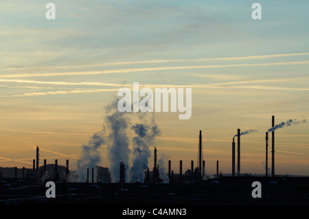 Raucht und Schornsteine bei Sonnenaufgang der industriellen Total Petrochemicals Plattform, Carling Saint Avold Moselle, Lothringen, Frankreich Stockfoto