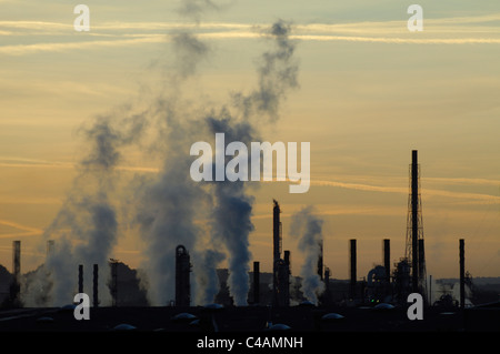 Raucht und Schornsteine bei Sonnenaufgang der industriellen Total Petrochemicals Plattform, Carling Saint Avold Moselle, Lothringen, Frankreich Stockfoto