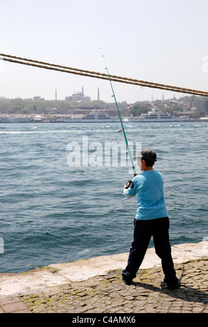 Ein Junge, Angeln auf dem Kai im Hafen von Istanbul in Istanbul, Türkei Stockfoto