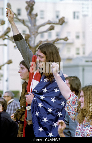 Anti-Vietnam zeigen Demonstranten bei einer Kundgebung Get Out Of Vietnam gegen den Krieg im San Francisco civic Center ca. 1969 Stockfoto