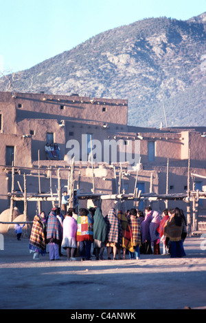 Gruppe von indianischen Frauen Squaws haben Powwow für traditionelle rituelle Zeremonie in Taos Pueblo in New Mexico Stockfoto