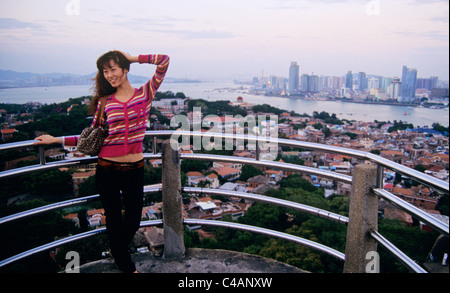 hübsche Frau Touristen posiert für Foto auf Gulangyu Insel Xiamen im Hintergrund Stockfoto