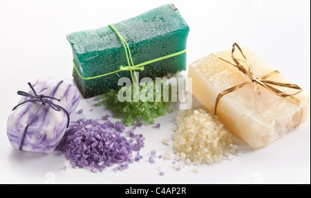 Auswahl an verschiedenen Seifen auf weißem Hintergrund. Stockfoto