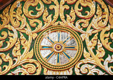 Buddhistischer Tempel in Bangkok, Thailand hautnah. Stockfoto