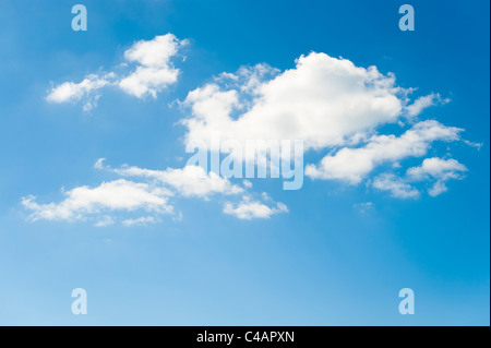 flauschige weiße Cumulus Humilis oder fraktus Cumuluswolken auf einem feinen hellen Sonnentag Stockfoto