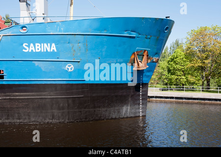 Frachtschiff an Mustola Schleuse im Saimaa-Kanal Lappeenranta, Finnland Stockfoto