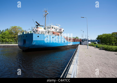 Frachtschiff an Mustola Schleuse im Saimaa-Kanal Lappeenranta, Finnland Stockfoto