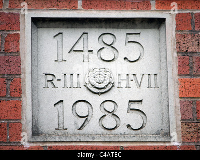 Die 1485 steinerne Gedenktafel in der Wand in Market Bosworth Schlachtfeld, Krieg der Rosen mit dem Haus Lancaster gegen York. Stockfoto