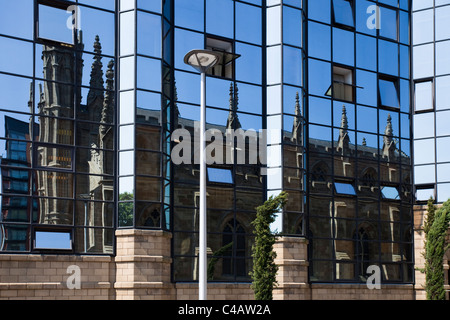 Reflexion von Saint Andrews Kathedrale, vor kurzem restauriert, Clyde Street, Glasgow, Schottland Stockfoto