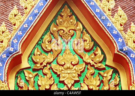 Buddhistischer Tempel in Bangkok, Thailand hautnah. Stockfoto