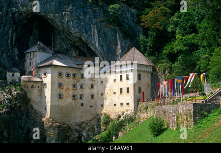 Slowenien, Notranjska (aka Inner Krain), Predjama, nr. Postojna. Eingebaut in eine höhlenartige Vertiefung in einer Felswand Stockfoto