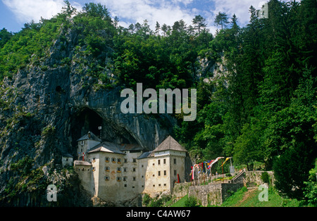 Slowenien, Notranjska (aka Inner Krain), Predjama, nr. Postojna. Eingebaut in eine höhlenartige Vertiefung in einer Felswand Stockfoto