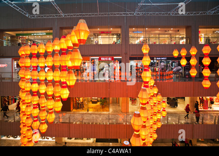 Singapur, Singapur, Orchard Road. Paragon Shopping Center auf der Orchard Road eingerichtet für Chinese New Year. Stockfoto