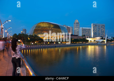 Singapur, Singapur, Marina Bay. Touristen fotografieren der Esplanade - Theater an der Bucht Gebäude in der Dämmerung. Stockfoto